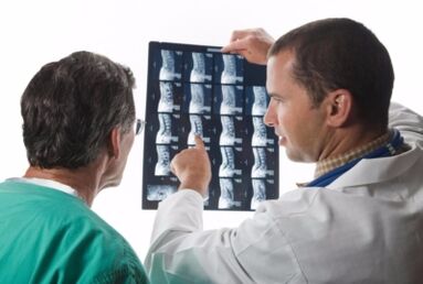 Doktor wygląda na zdjęcia kręgosłupa